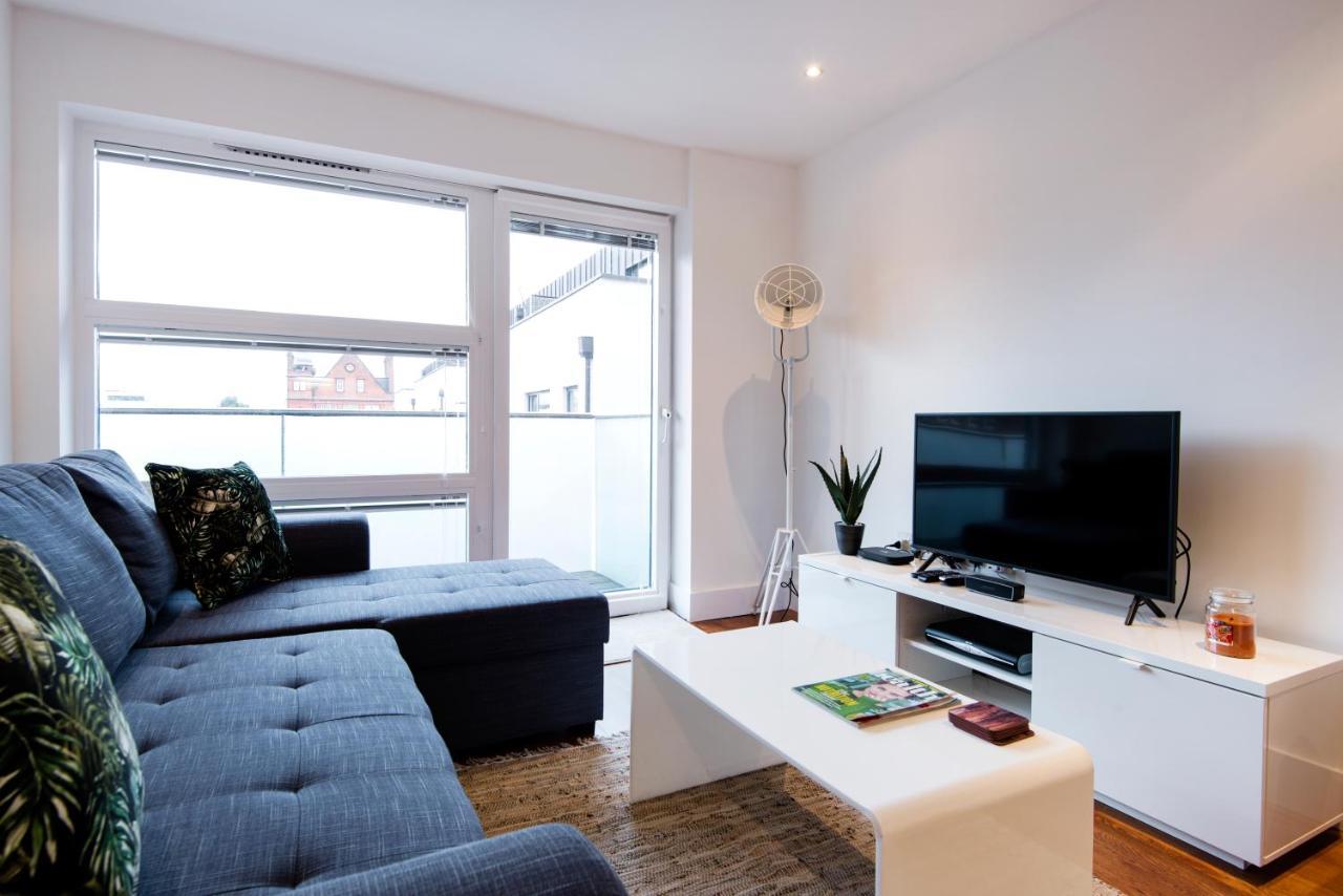 Luxury 2-Bed Flat Parking And Close To The Tube Apartment London Exterior photo