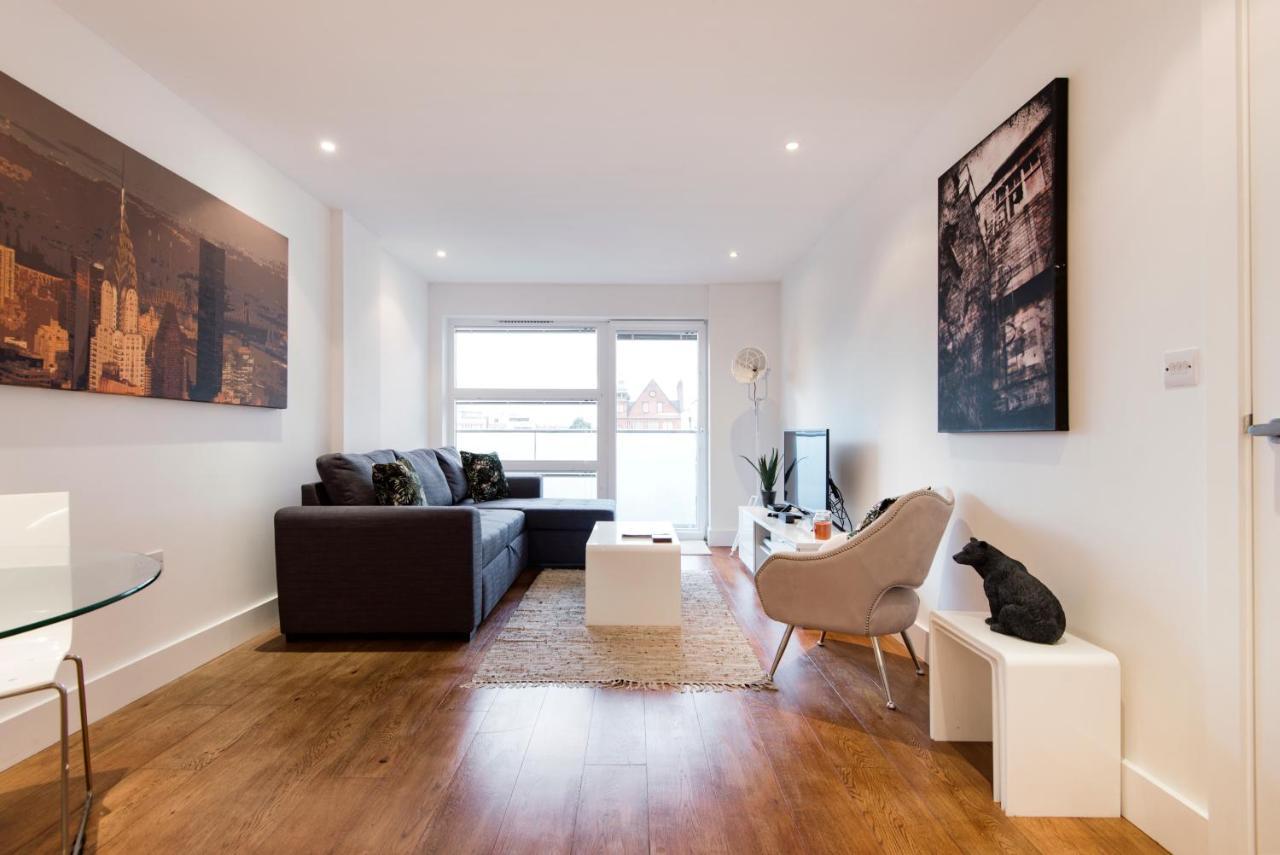 Luxury 2-Bed Flat Parking And Close To The Tube Apartment London Exterior photo