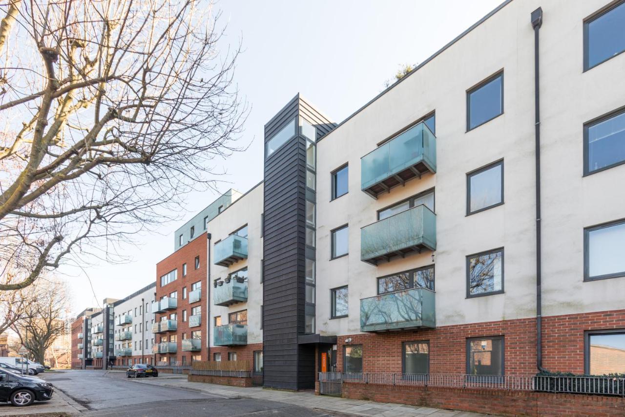 Luxury 2-Bed Flat Parking And Close To The Tube Apartment London Exterior photo